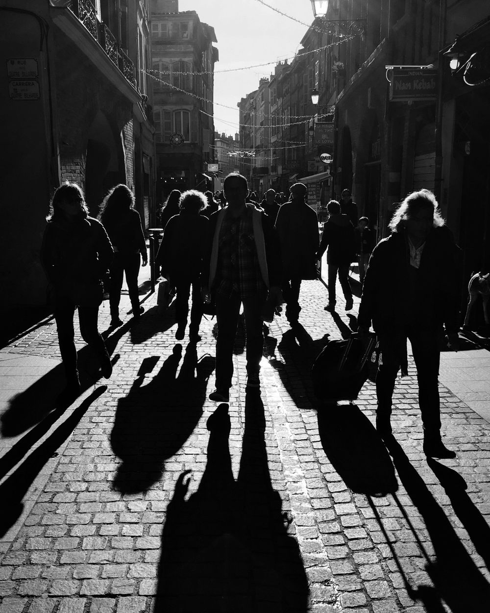 Personas caminando por una calle peatonal